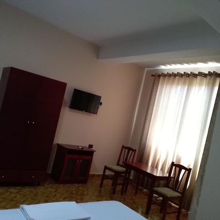 Hotel Gjeli Fier Esterno foto