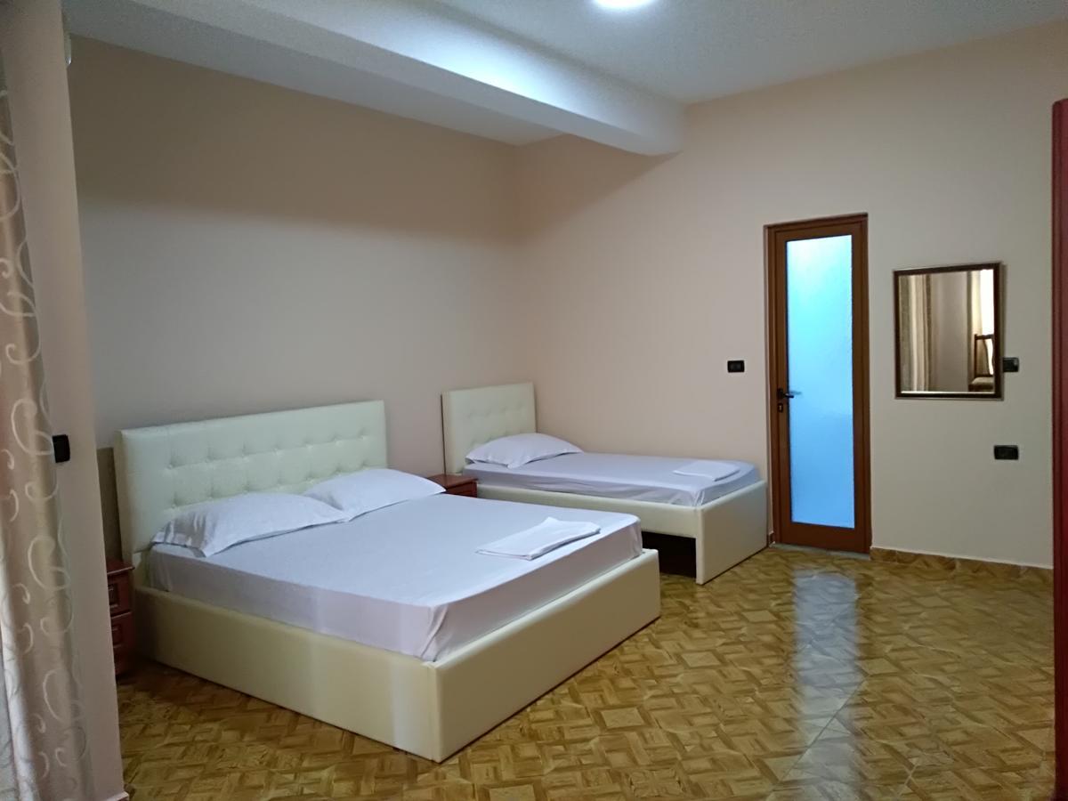 Hotel Gjeli Fier Esterno foto