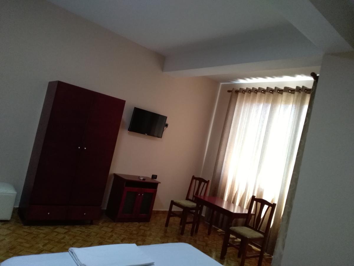 Hotel Gjeli Fier Esterno foto