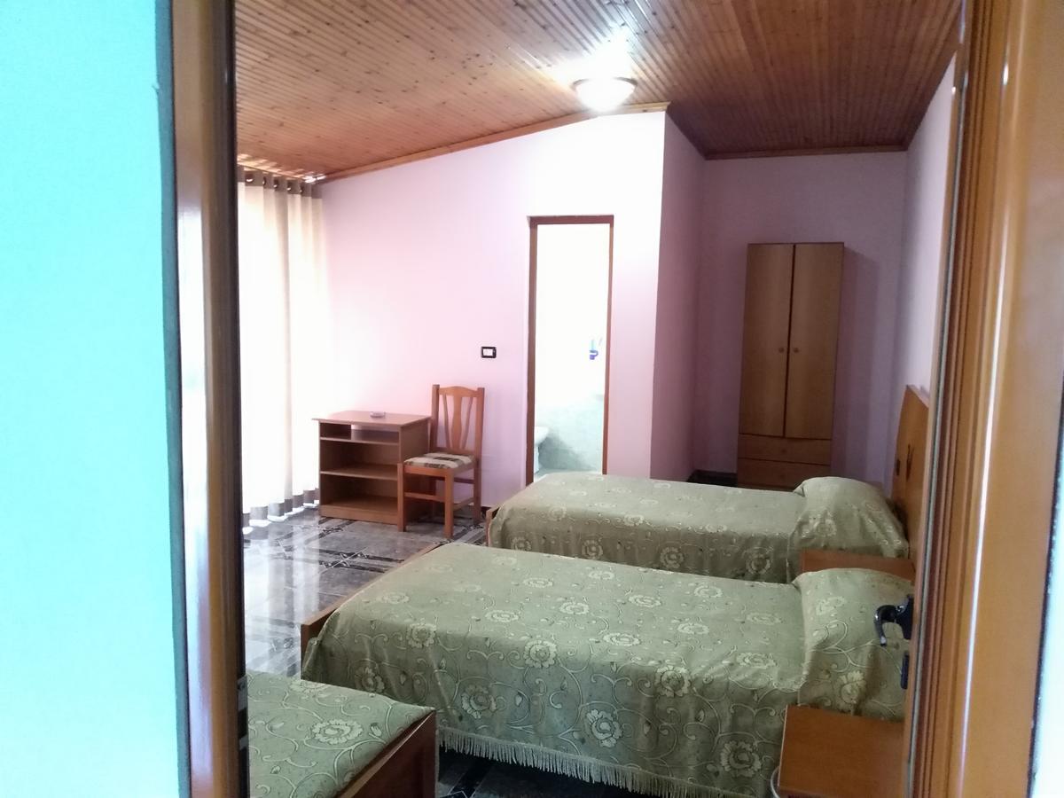 Hotel Gjeli Fier Esterno foto