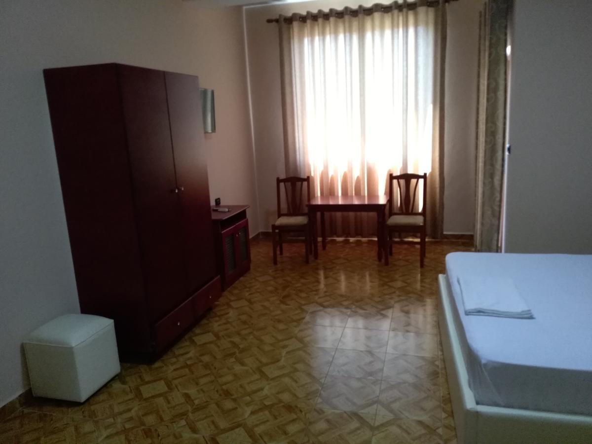 Hotel Gjeli Fier Esterno foto