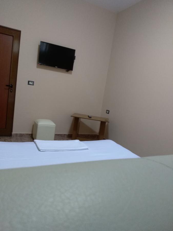 Hotel Gjeli Fier Esterno foto