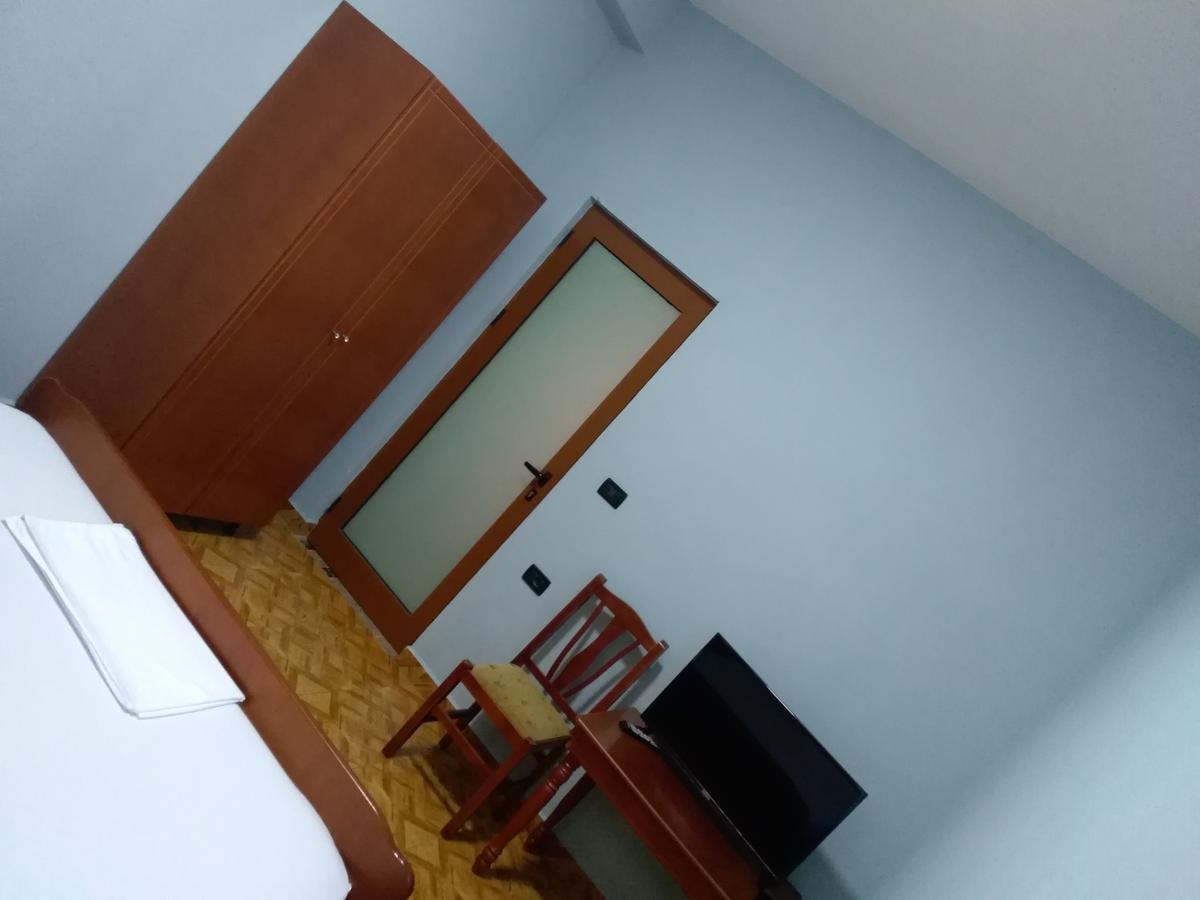Hotel Gjeli Fier Esterno foto